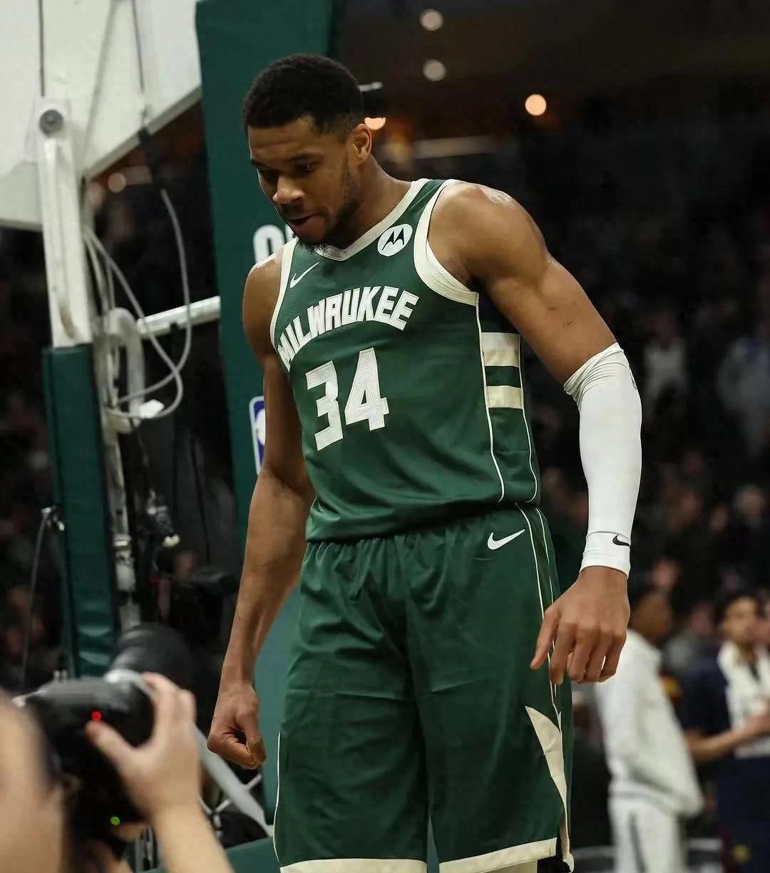 字母哥官方宣布表现优异新规，篮网引发争议！全场沸腾不已的简单介绍