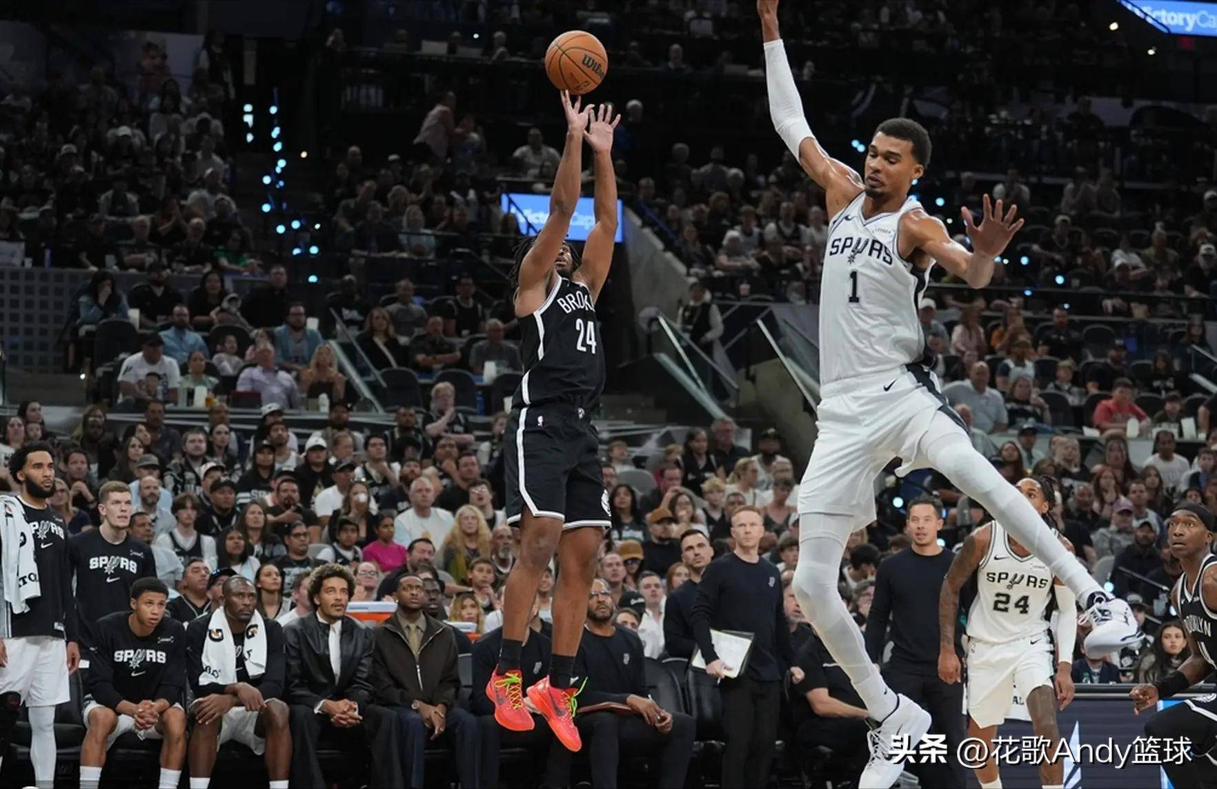 广厦男篮次回合鏖战俄克拉荷马城雷霆，文班亚马砍下18记关键球，全场沸腾的简单介绍